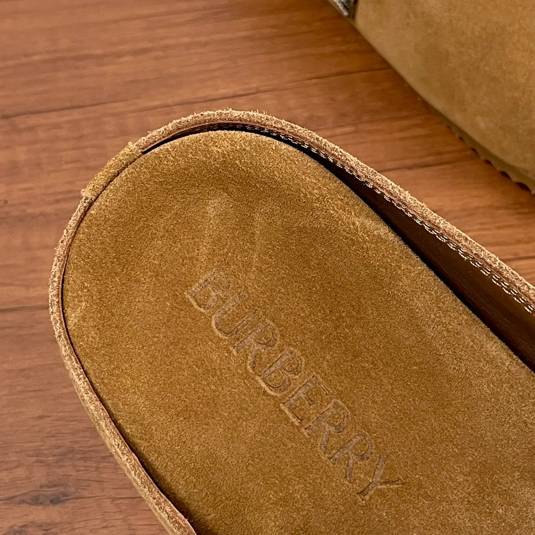Men's Men's Shoes 💰340【New Style】🐝🐝Burberry New Burberry - Men's Checked Leather Urchin Half-Flop Sandal Made of soft suede cowhide and calfskin, these half-flop sandals feature an adjustable B-shaped buckle strap and are decorated with the signature sand-colored Burberry check in jacquard worsted. The upper wraps around the midsole and is paired with a sole made of the same upper material with an embossed logo on the heel and a wavy rubber outsole embellished with the Burberry lettering. Fashionable and casual! Comes with full set of original packaging dust bag! Code number: 39-40-41-42-43-44 standard code (38/45 can be customized and returns and exchanges are not supported)